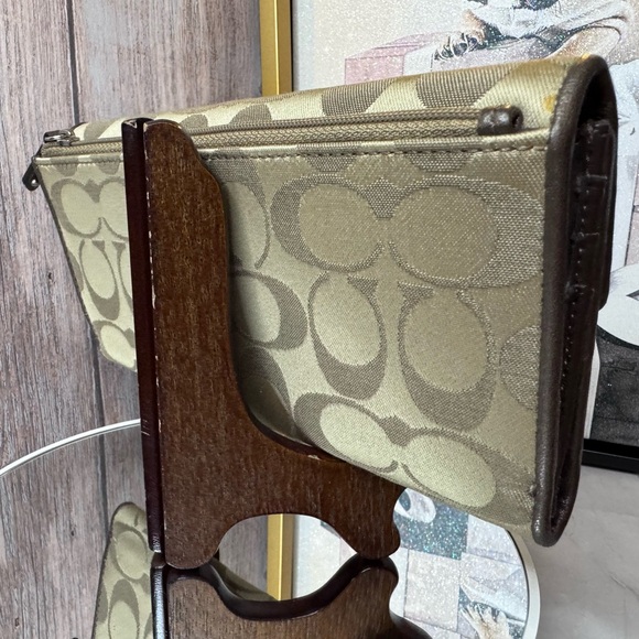 COACH Gold and Brown trifold long Wallet leather interior - EUC - Picture 7 of 17